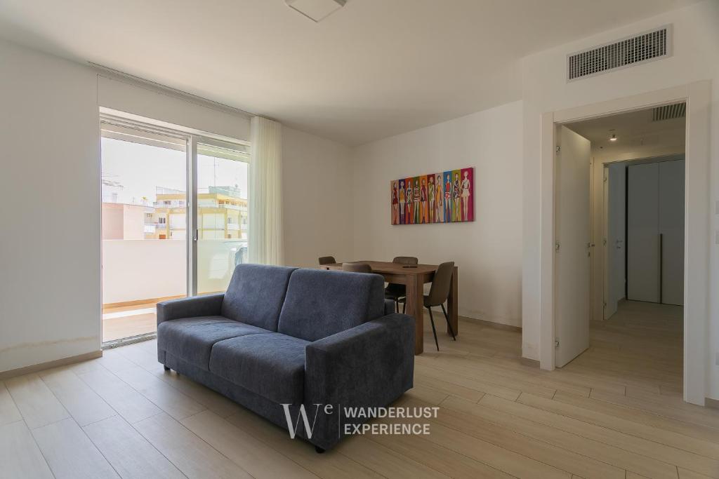 un salon avec un canapé et une table dans l'établissement Wanderlust Experience Vasari, à Bitonto