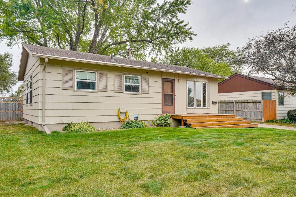 ein kleines Haus mit Rasen davor in der Unterkunft Walk to Parks and Greenway Sioux Falls Getaway! in Sioux Falls