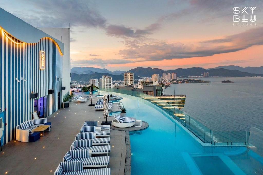 una piscina en la parte superior de un crucero en Winsgroup - Suites Panorama Grand, en Nha Trang