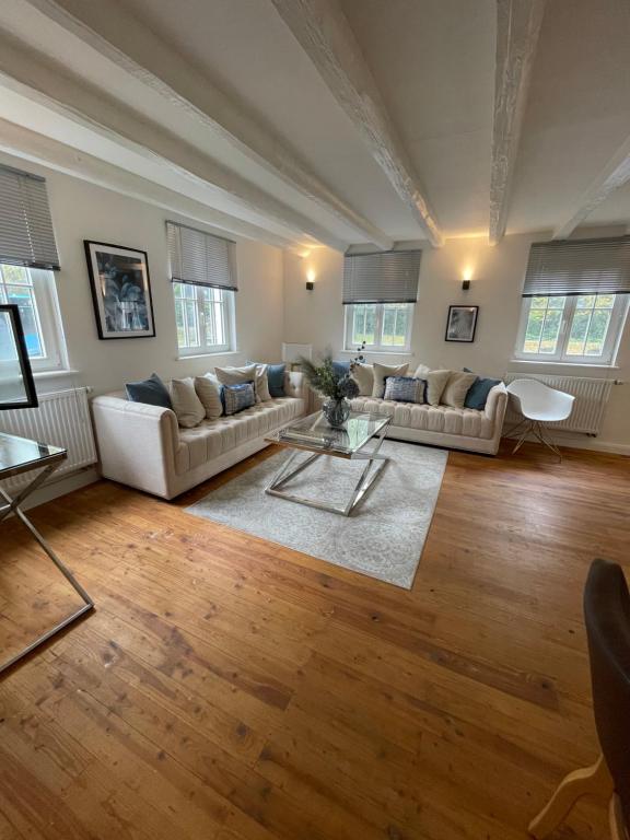 ヴッパータールにあるHaus Mees Appartementsのソファ2つとテーブルのあるリビングルーム