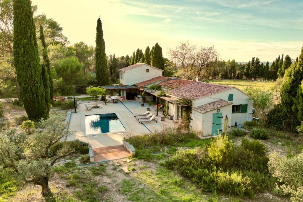 une vue aérienne d'une maison avec piscine dans l'établissement Mas de la Cadenière, à Saint-Rémy-de-Provence