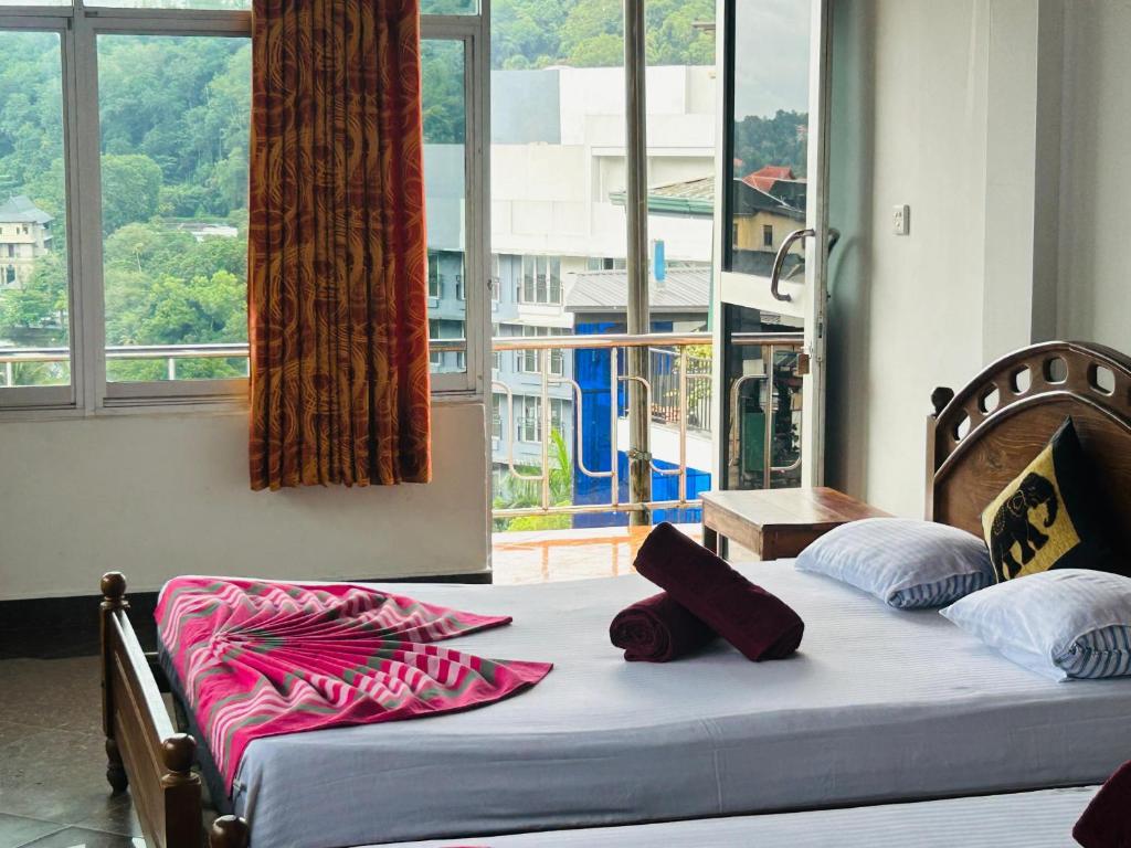 Postel nebo postele na pokoji v ubytování Kandy IVY Banks Lake View Resort