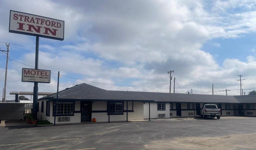 un motel con un cartel en un estacionamiento en Stratford Inn, en Stratford