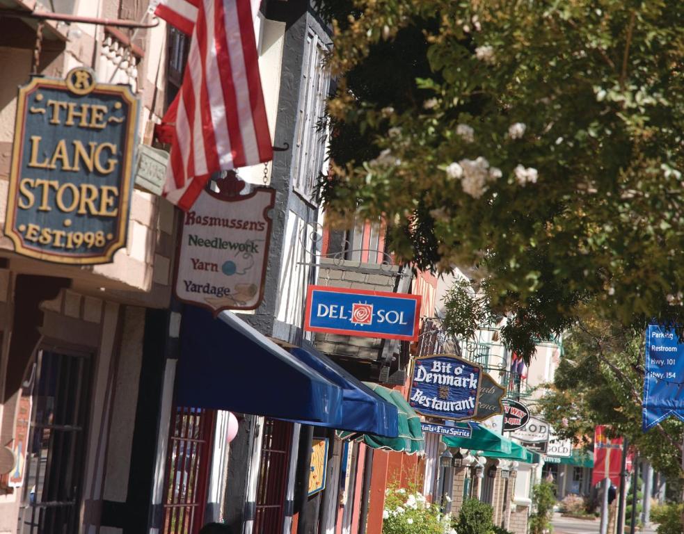 ソルバングにあるWorldMark Solvangの街路にある一群の標識