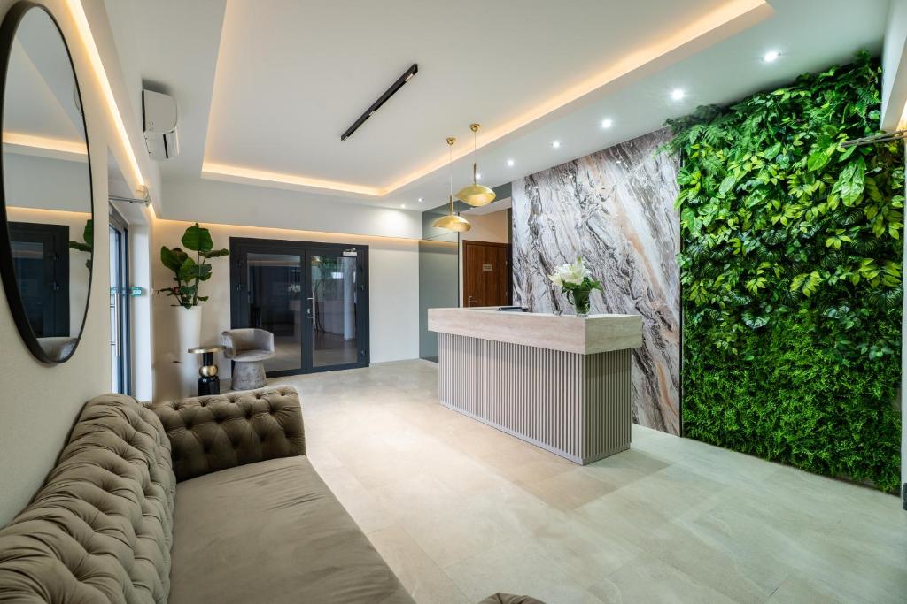 Una pared viva en un vestíbulo con un sofá. en Hotel Biancas, en Kosakowo