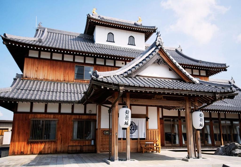 an asian building with a pagoda at 鈴籠城 城の間 in Nagahama