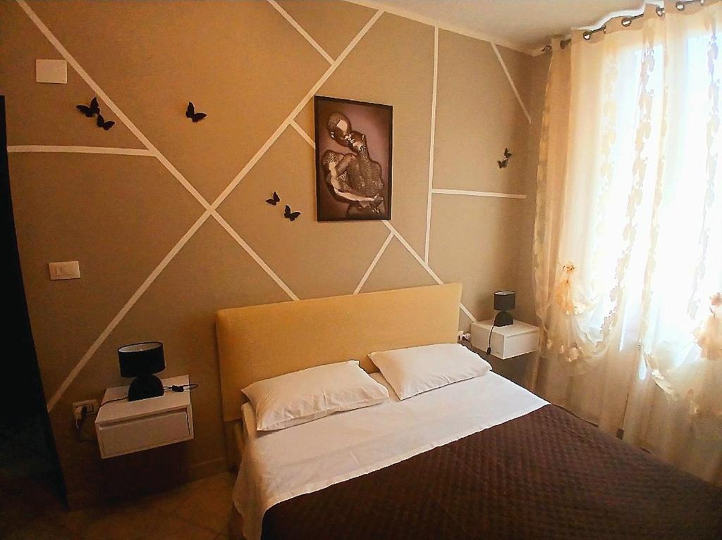 a bedroom with a bed and a wall with a star pattern at Marruvium 1937 in Avezzano