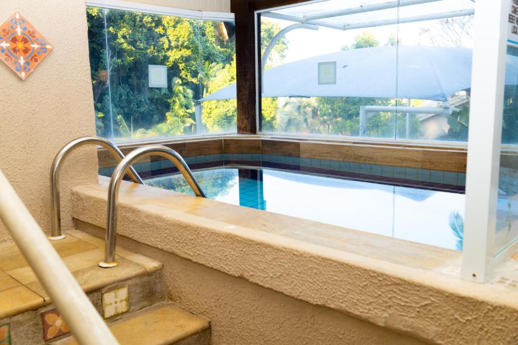 una piscina en un edificio con ventana en Pousada Reserva Penedo, en Penedo