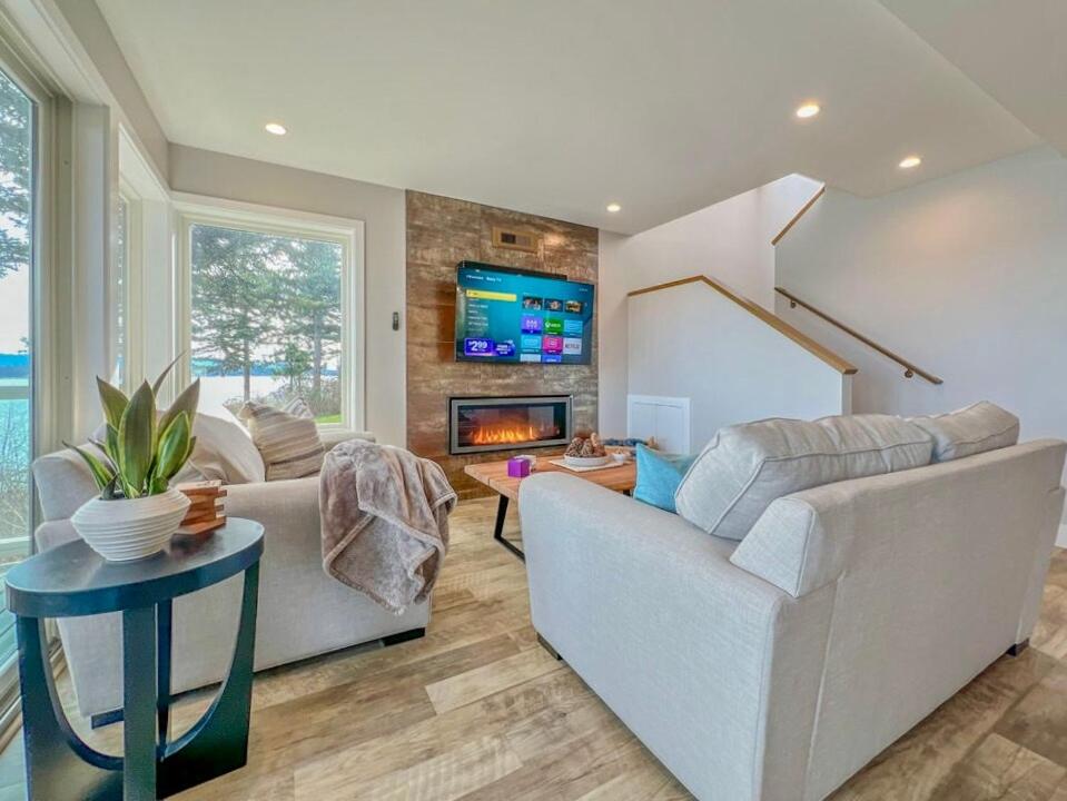 TV a/nebo společenská místnost v ubytování Driftwood Dreams