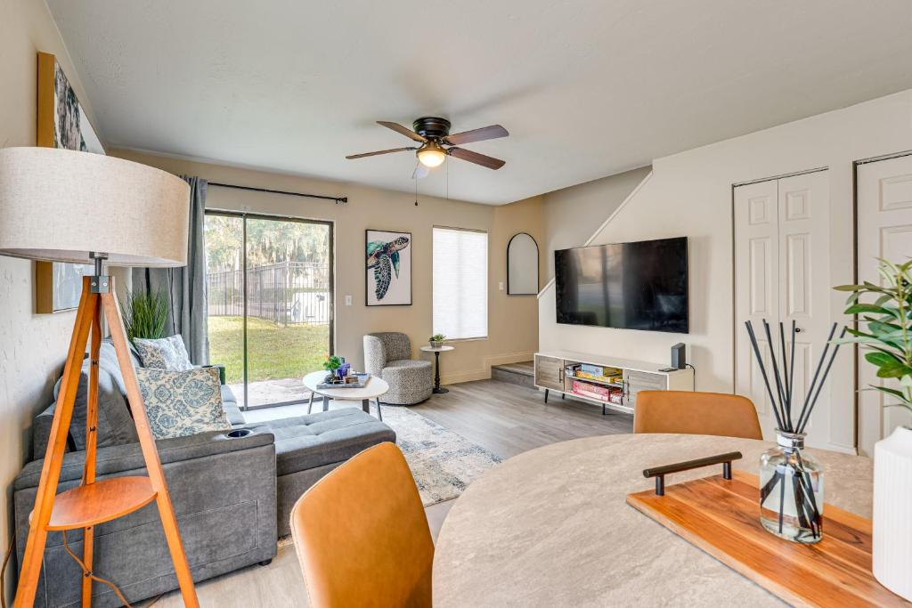 un salon avec un canapé et une télévision dans l'établissement 2 Mi to UF Campus Modern Condo with Pool Access!, à West Hills