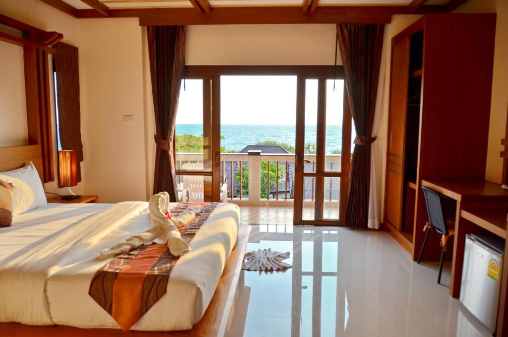 Postel nebo postele na pokoji v ubytování Lanta Miami Resort - SHA Extra Plus