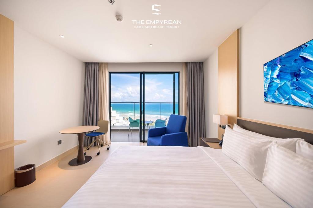 une chambre d'hôtel avec un lit et une vue sur l'océan dans l'établissement Resort The Wins Arena Cam Ranh, à Cam Ranh