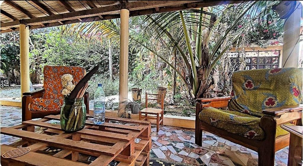 Una sala de estar con dos sillas y una mesa de café. en Mango House, en Saly Portudal