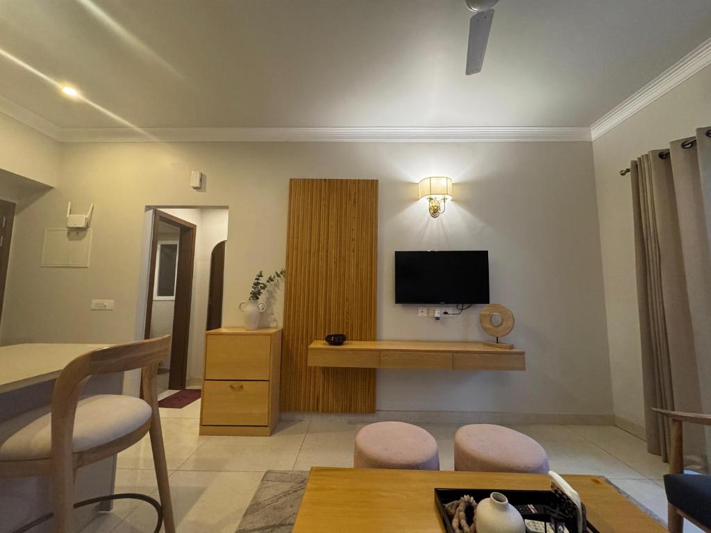 Una televisión o centro de entretenimiento en Central Park, The Rooms 1 & 2 BHK Spacious Pool view apartment