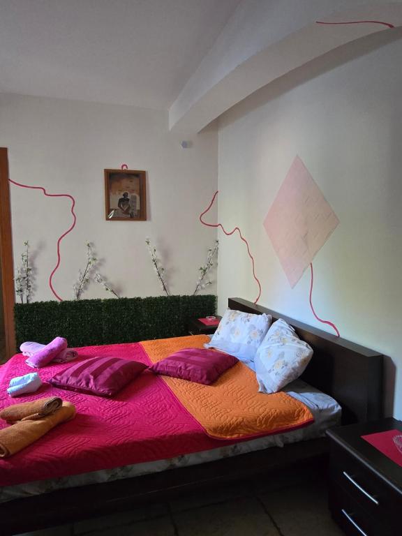 Una cama con almohadas de colores en una habitación. en Villa Rosanna, en Caianello