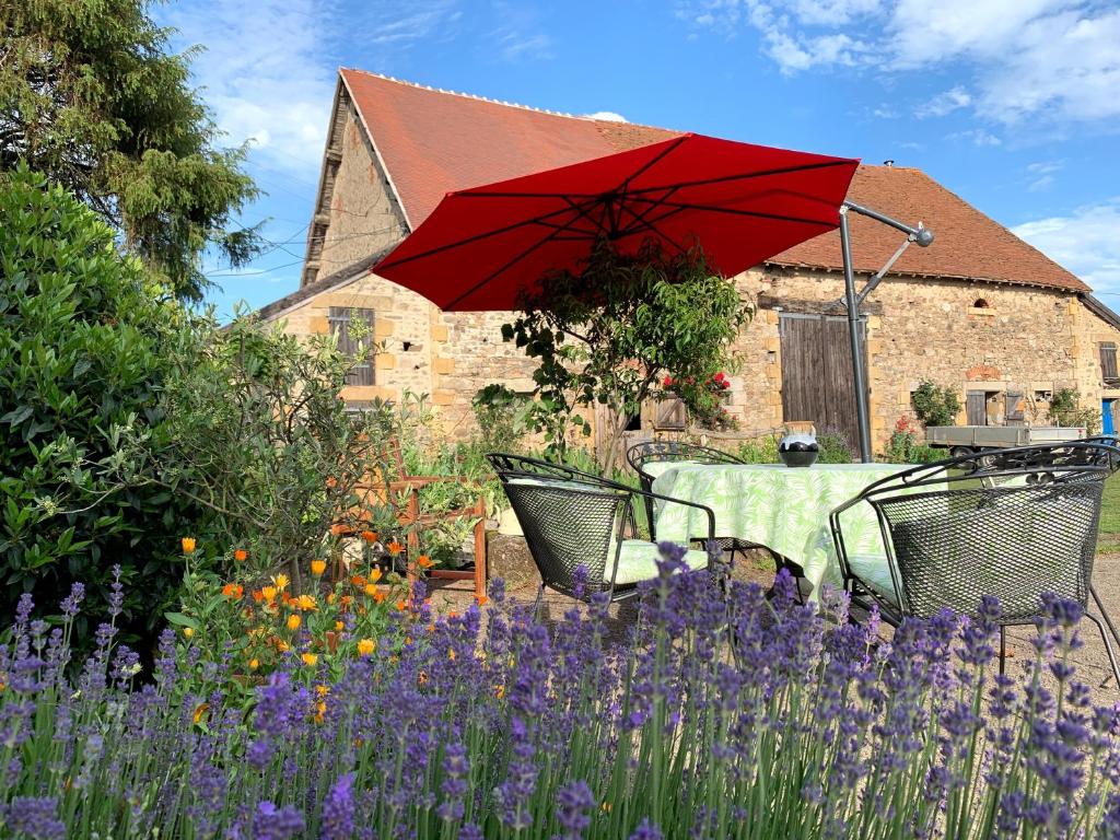 VernusseにあるCamping et Gîtes Brenazetの庭園内のテーブルと椅子