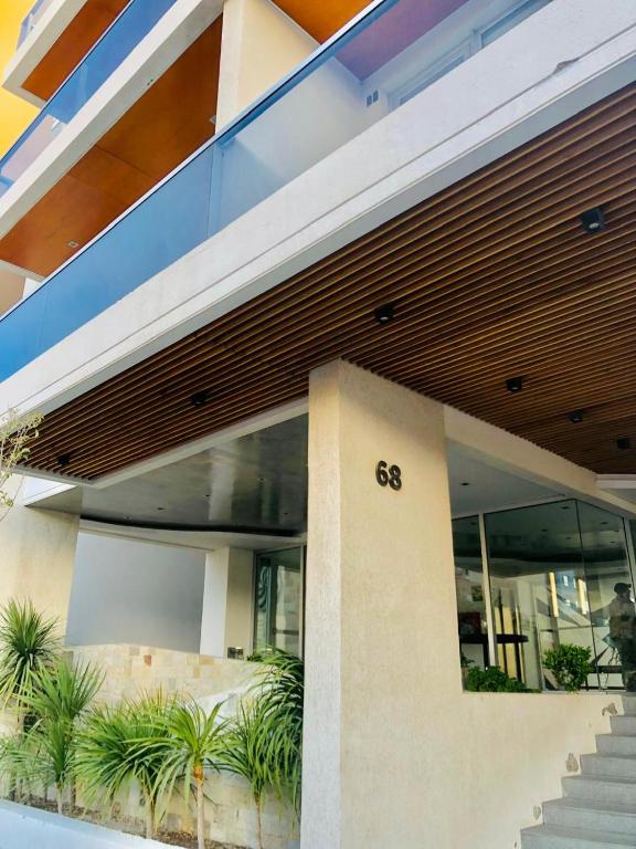 un bâtiment avec un numéro sur son côté dans l'établissement Pen y Gelli, à Puerto Madryn