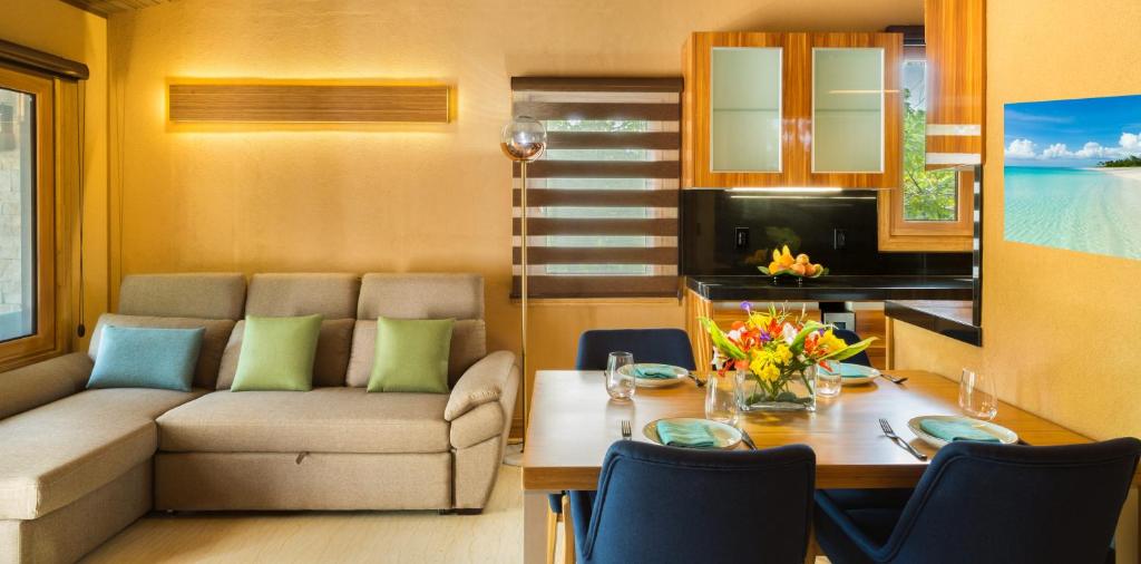 Kokomo Ultra-Lux King - Single Cottage في ترتل كوف: غرفة معيشة مع أريكة وطاولة