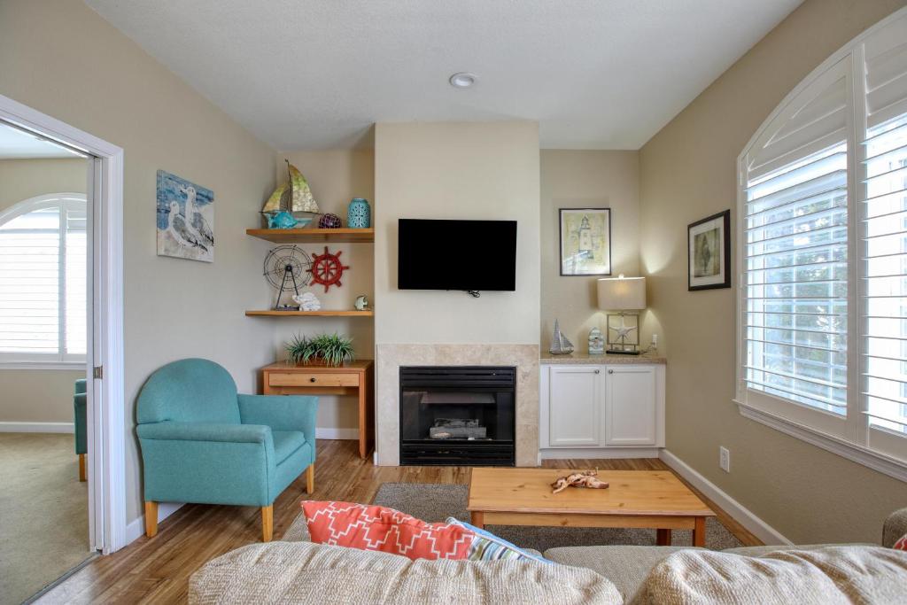 a living room with a couch and a tv at Pacific Plaza #509 - Lighthouse Lodge - 1BdrmUp-K-QSofa in Oceano