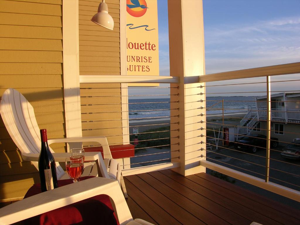 Habitación con balcón con vistas al océano. en Alouette Sunrise Suites en Old Orchard Beach