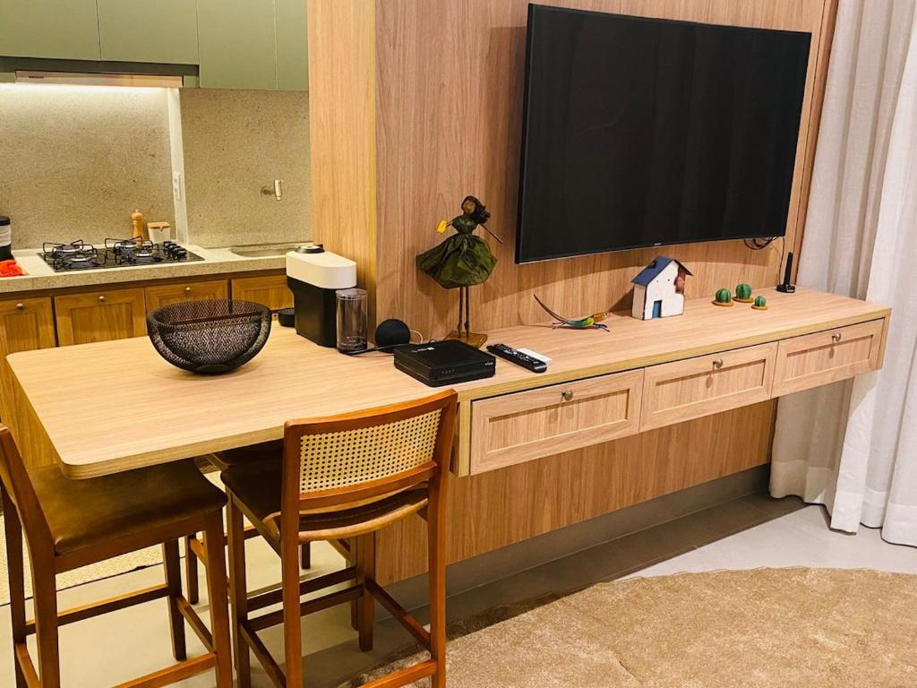 TV a/nebo společenská místnost v ubytování Apto de 2 quartos e Ar Condicionado perto do Praia Clube