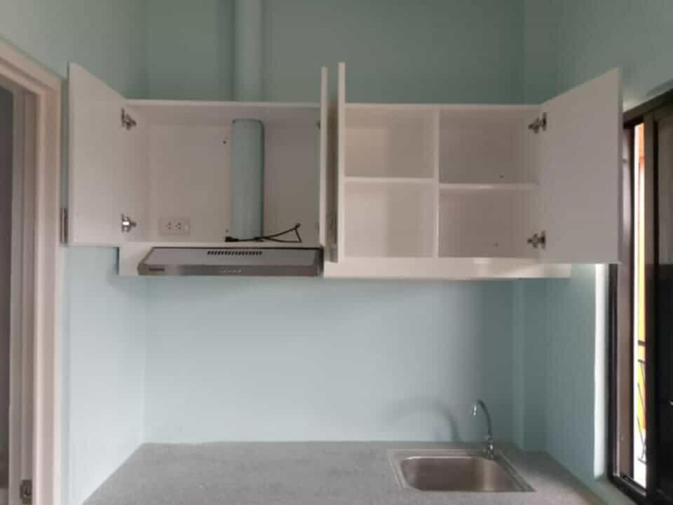 eine Küche mit weißen Schränken und einer Spüle in der Unterkunft M&S Cabina in Alburquerque