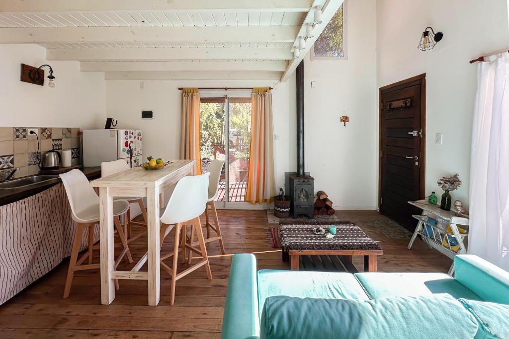 a kitchen and living room with a table and chairs at Casa Joha - Casa en Chapa a 1 cuadra de Luna Roja para 4 PAX - Hola Sur in Chapadmalal