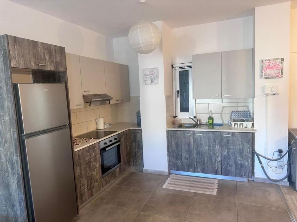 Kuchyň nebo kuchyňský kout v ubytování Near Finikoudes Beach 15