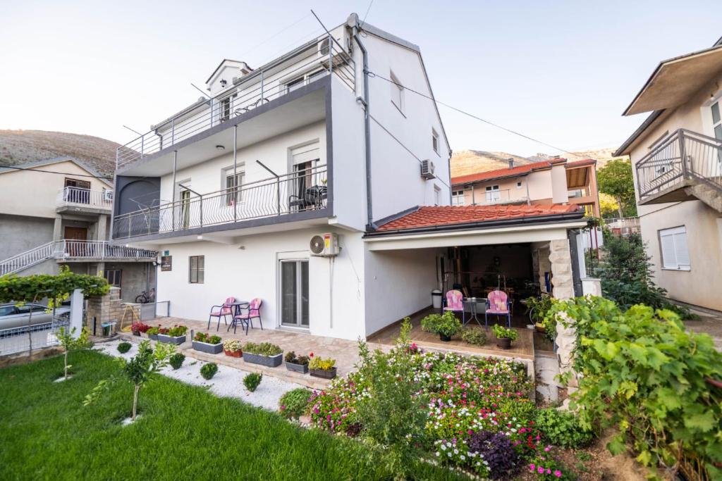 Κήπος έξω από το Apartmani Budimčić