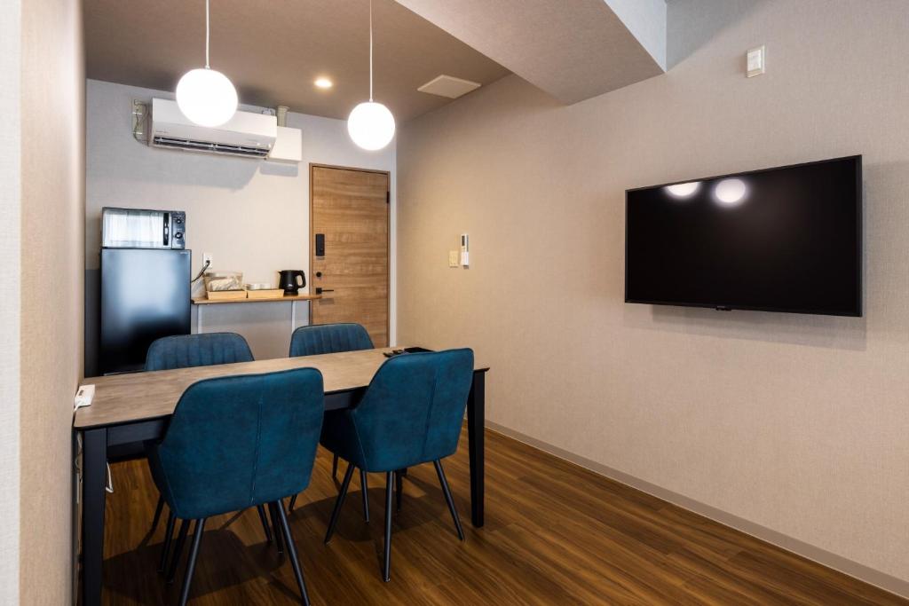einen Konferenzraum mit einem Tisch und Stühlen sowie einem Flachbild-TV in der Unterkunft AMP FLAT ARCBLISS 2B - Vacation STAY 57408v in Chikushino