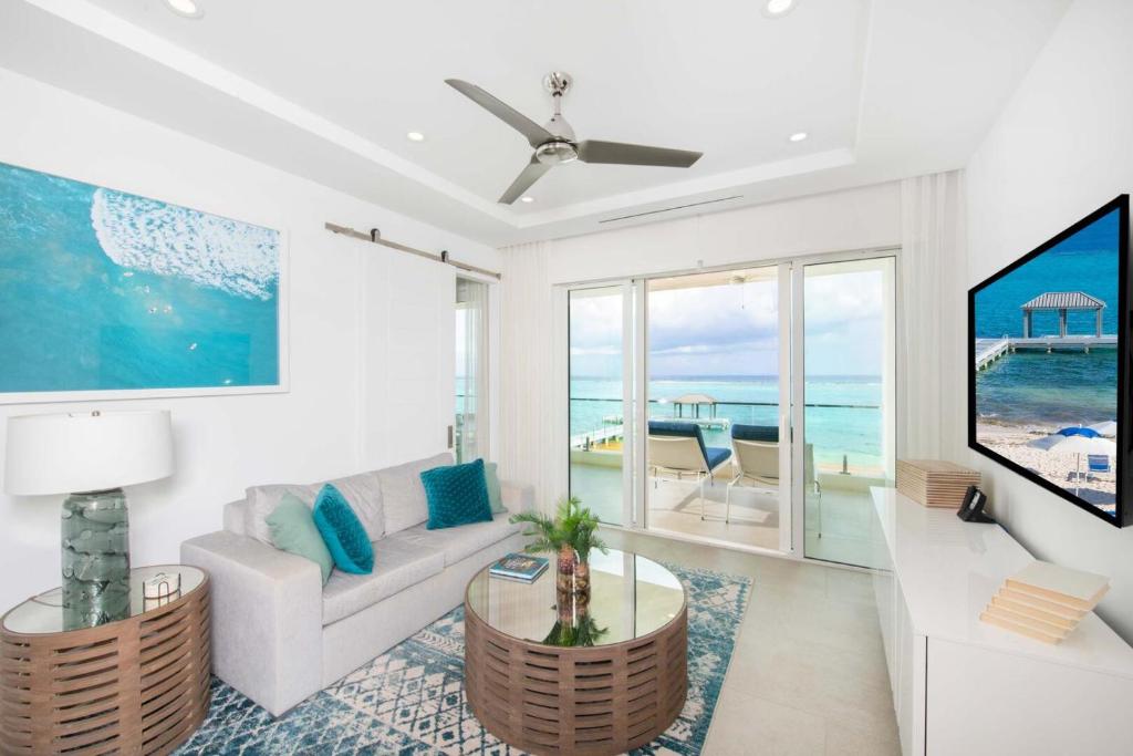 TV a/nebo společenská místnost v ubytování Rum Point Resort 207