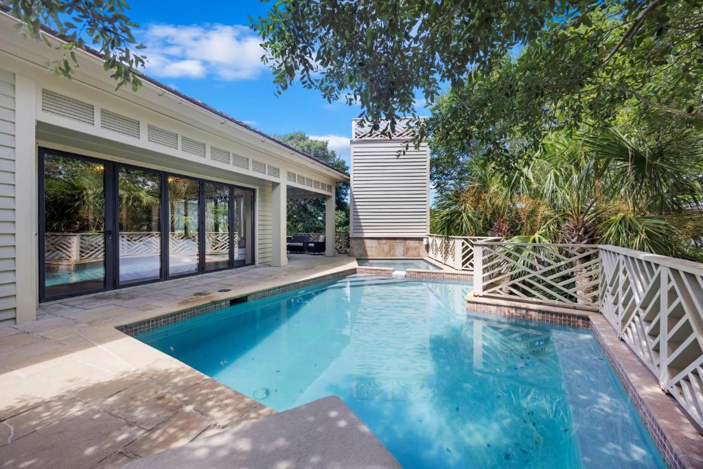 una piscina en el patio trasero de una casa en AV9-02: 9 2nd Avenue, en Isle of Palms