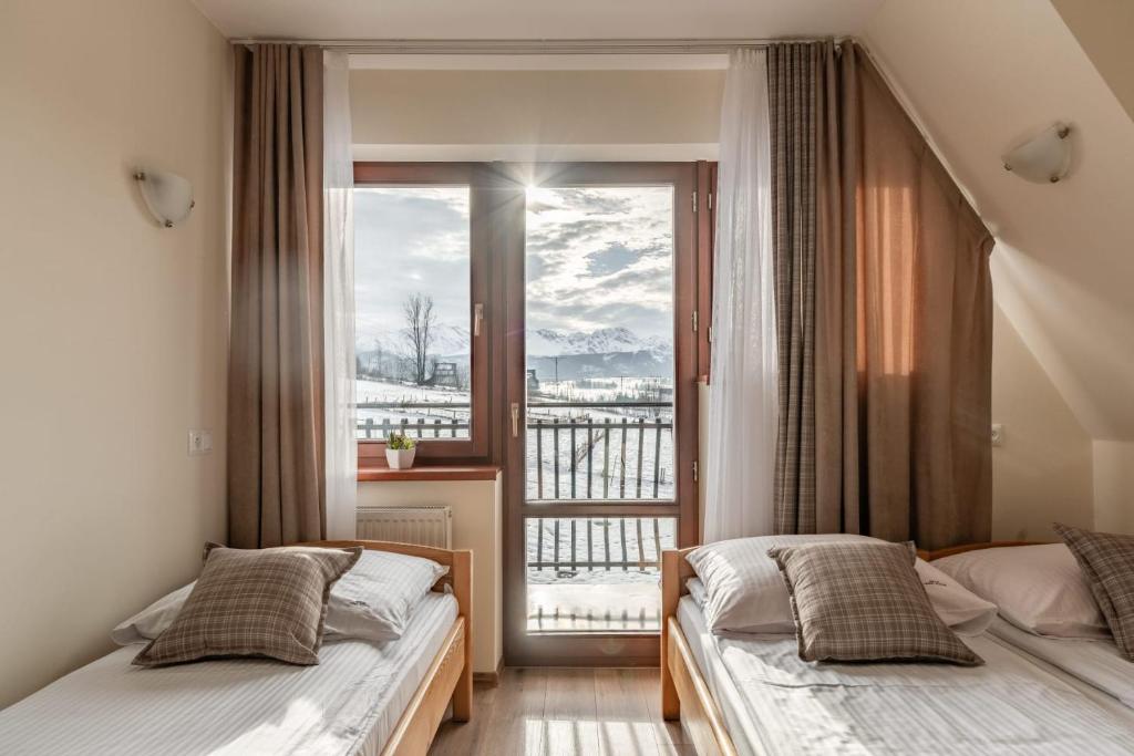 En eller flere senge i et værelse på Willa Leśny Potok