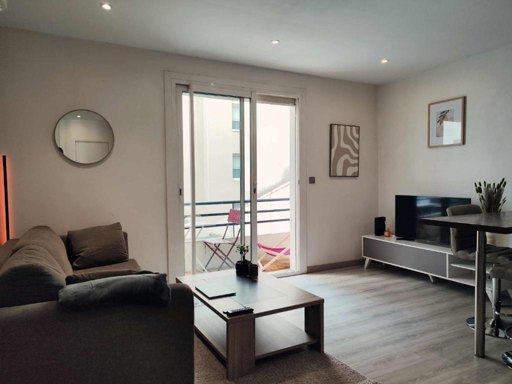 Central & Quiet, 10 min to Palais & Train Station