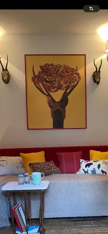 ein Zimmer mit einem Bett und einem Tisch, an dessen Wand ein Bild hängt. in der Unterkunft Jozin put -planinska kuća in Blidinje