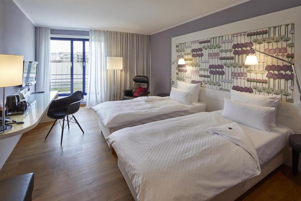 Кровать или кровати в номере Parkhotel Pforzheim