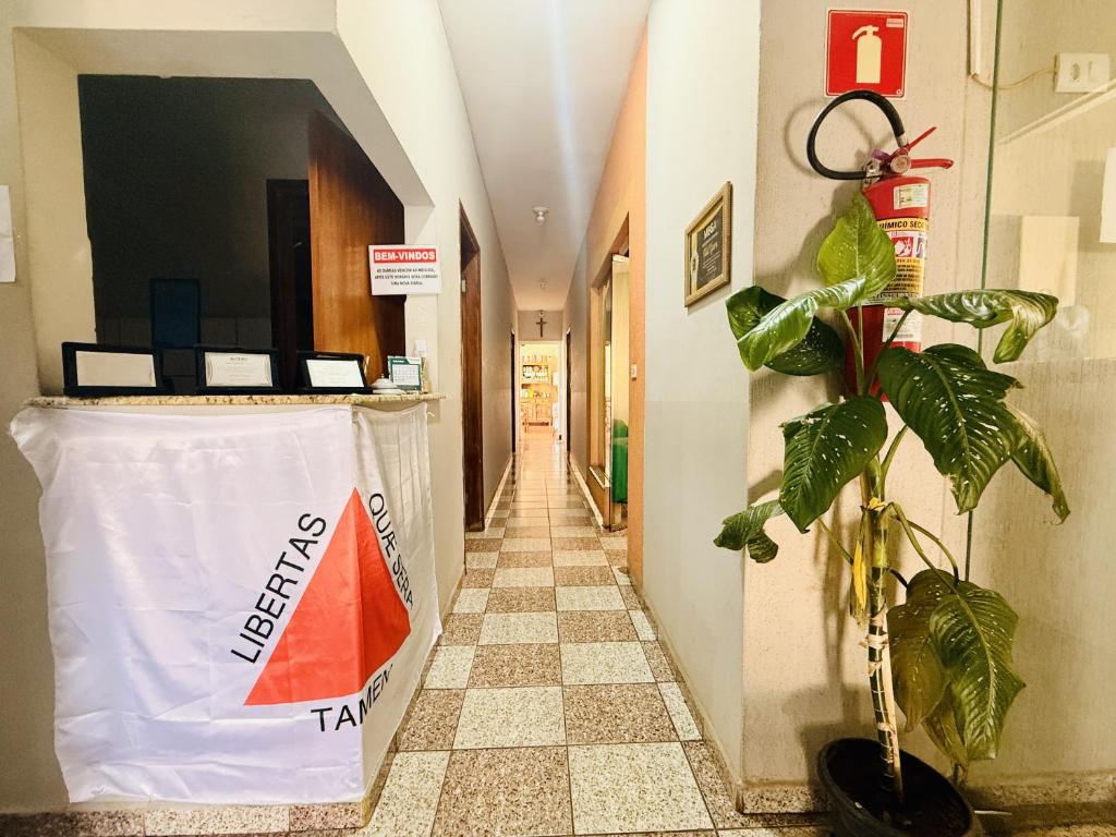 a hallway with a shopping bag on the wall at Hotel Izaura Centro Comercial Juruaia in Juruaia