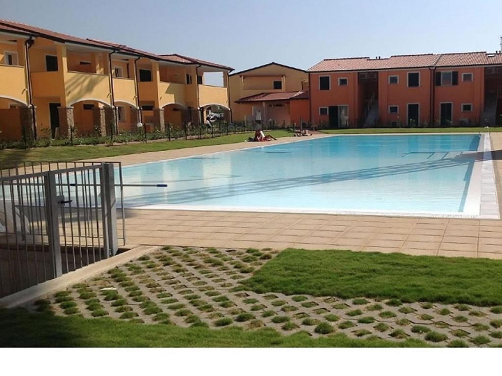 una grande piscina di fronte ad alcuni appartamenti di Orchidea Apartment a Badesi