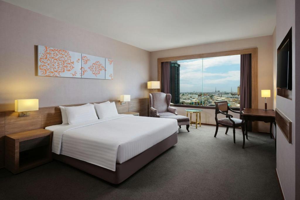 
Premier King Room with City View
