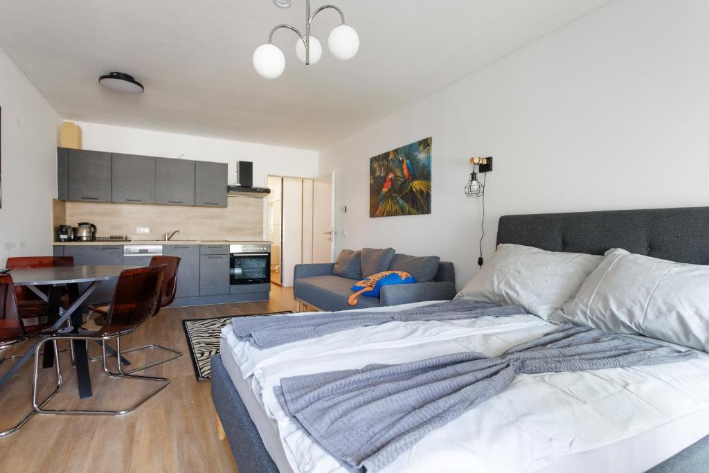 Køkken eller tekøkken på Luxury Modern Apartment with Balcony