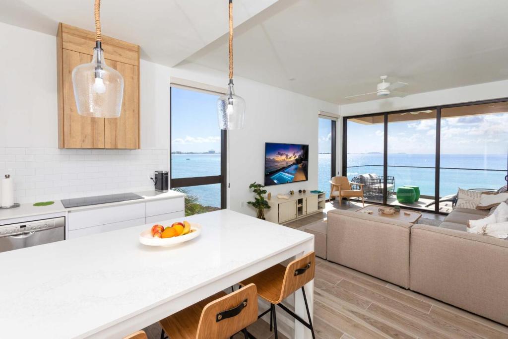 Η κουζίνα ή μικρή κουζίνα στο SeaDreams 5 - Luxury Condo with Shared Pool, Hot Tub, Rooftop Lounge