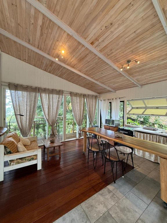 Charming bungalow with sea view facing Marina Taina - hébergement à Tahiti