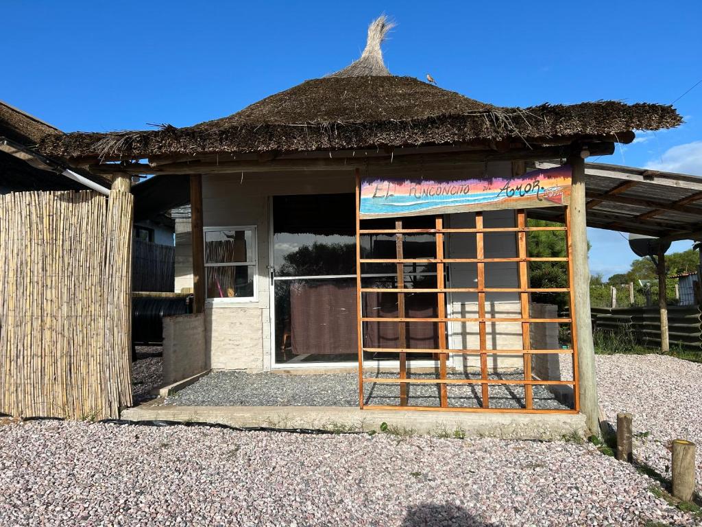 ein kleines Gebäude mit Strohdach in der Unterkunft El rinconcito del amor pdd in Punta Del Diablo