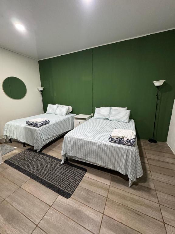 Ένα ή περισσότερα κρεβάτια σε δωμάτιο στο Emmitas room