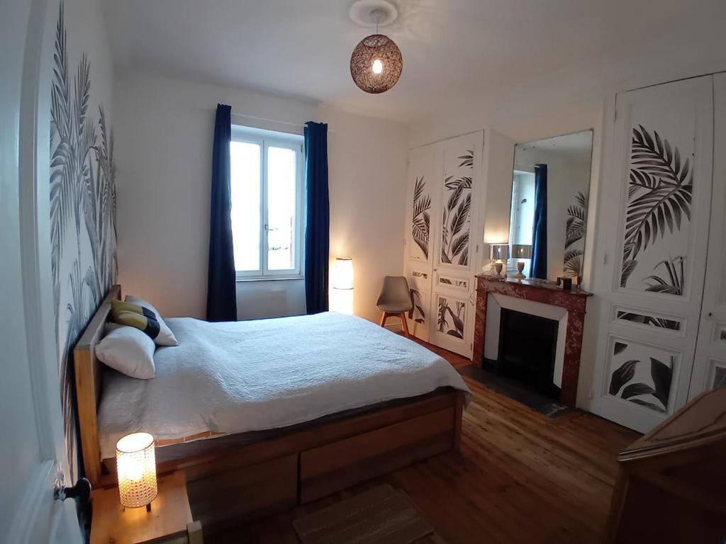 Katil atau katil-katil dalam bilik di Appartement charme ancien - confort moderne