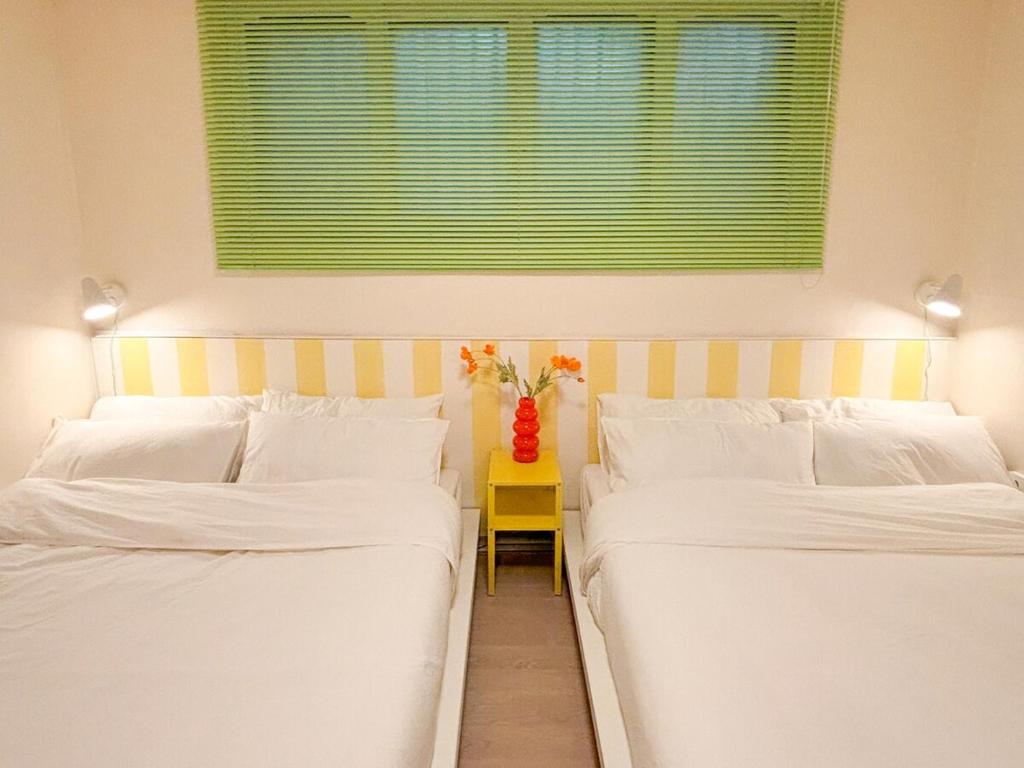 Voodi või voodid majutusasutuse Cozy Colorful Stay near Hongdae and Airport Line for up to 6 Guests with Luggage Storage toas