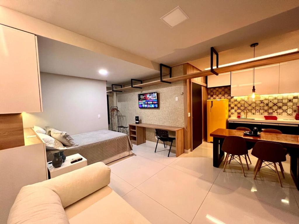 una camera con letto e tavolo e una cucina di Apartamento em São Raimundo Nonato a São Raimundo Nonato