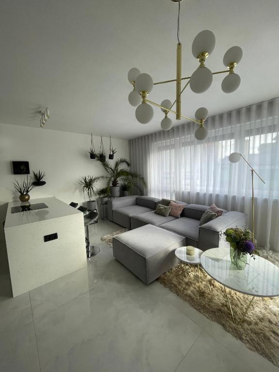 a living room with a couch and a table at Bývaj u Mari v mestskom parku s bezplatným parkovaním in Piešťany