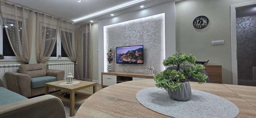 a living room with a couch and a table at Apartman Vukota 2 Pirot in Pirot