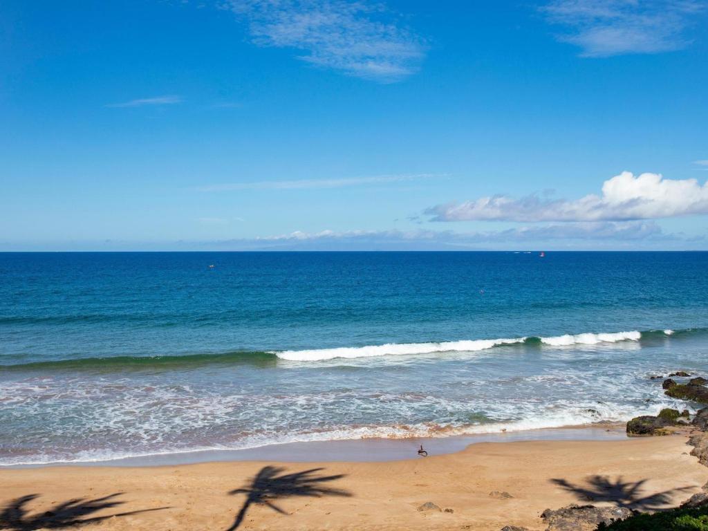una playa de arena con vistas al océano en Polo Beach Club 409, en Wailea